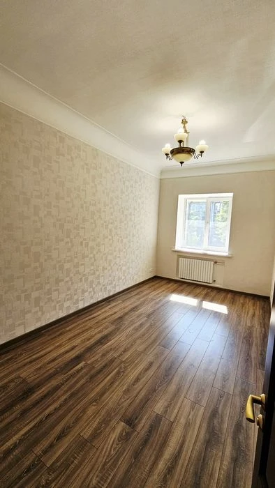 Продам трехкомнатную квартиру, сталинка, центр пр. Дмитрия Я