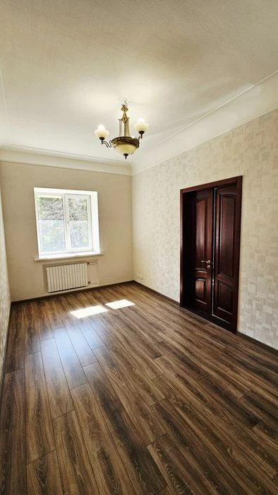 Продам трехкомнатную квартиру, сталинка, центр пр. Дмитрия Я