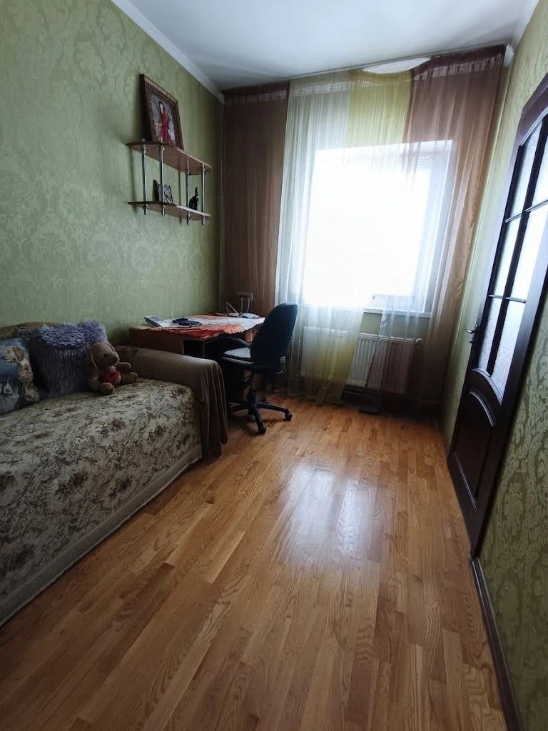 Будинок з ремонтом та доглянутим подвір'ям