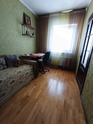 Будинок з ремонтом та доглянутим подвір'ям