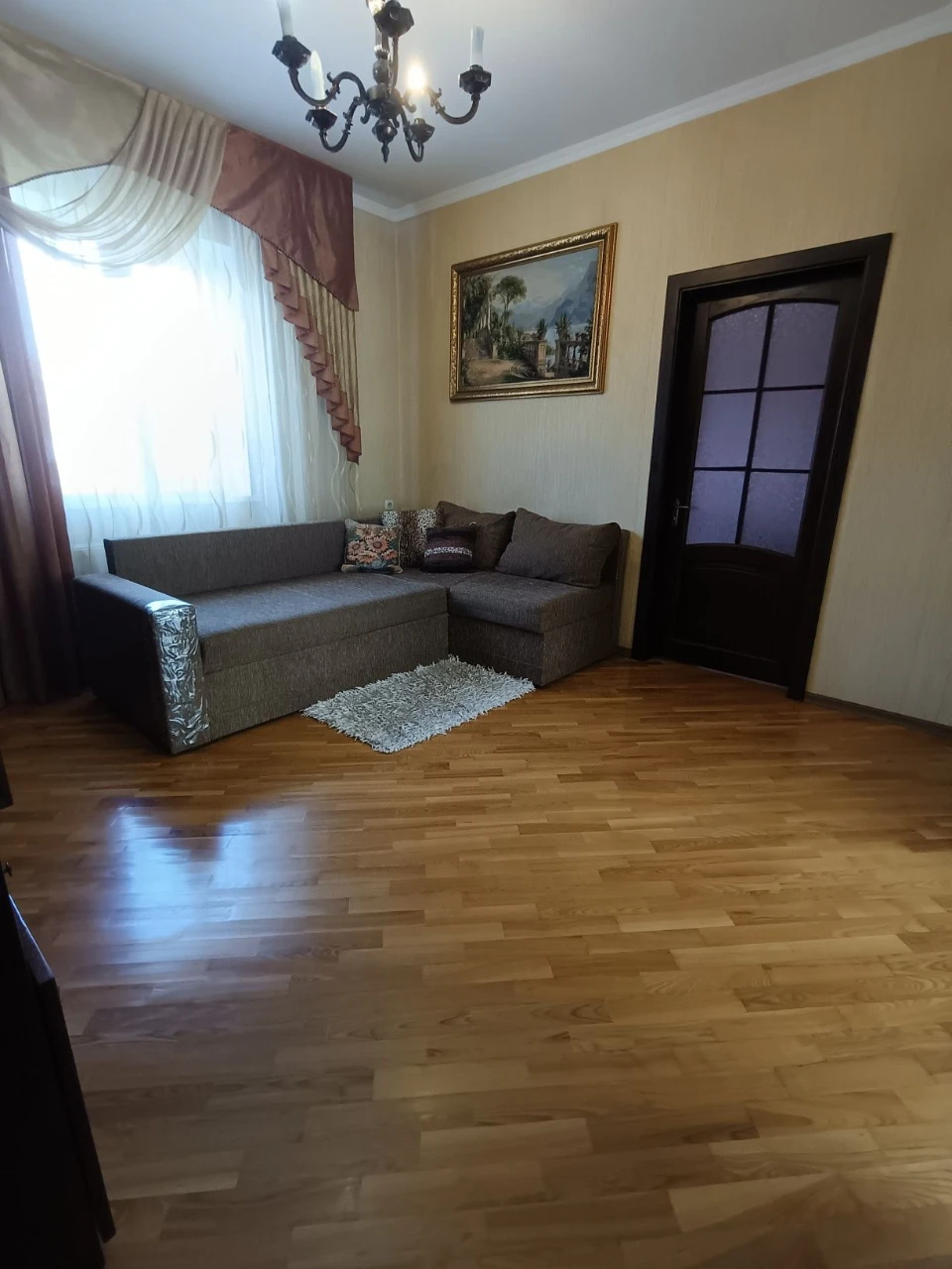 Будинок з ремонтом та доглянутим подвір'ям
