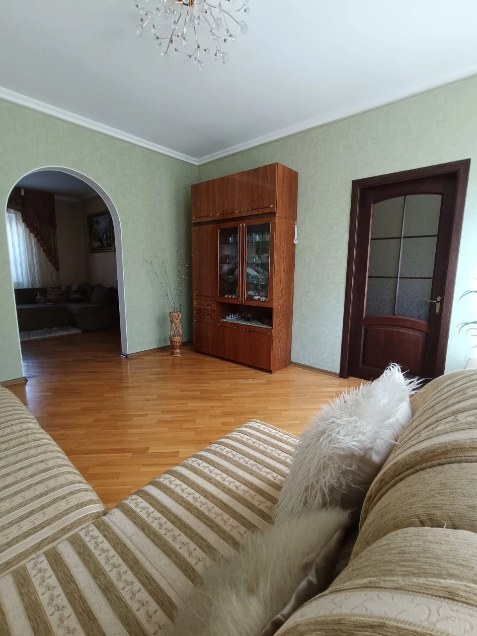 Будинок з ремонтом та доглянутим подвір'ям