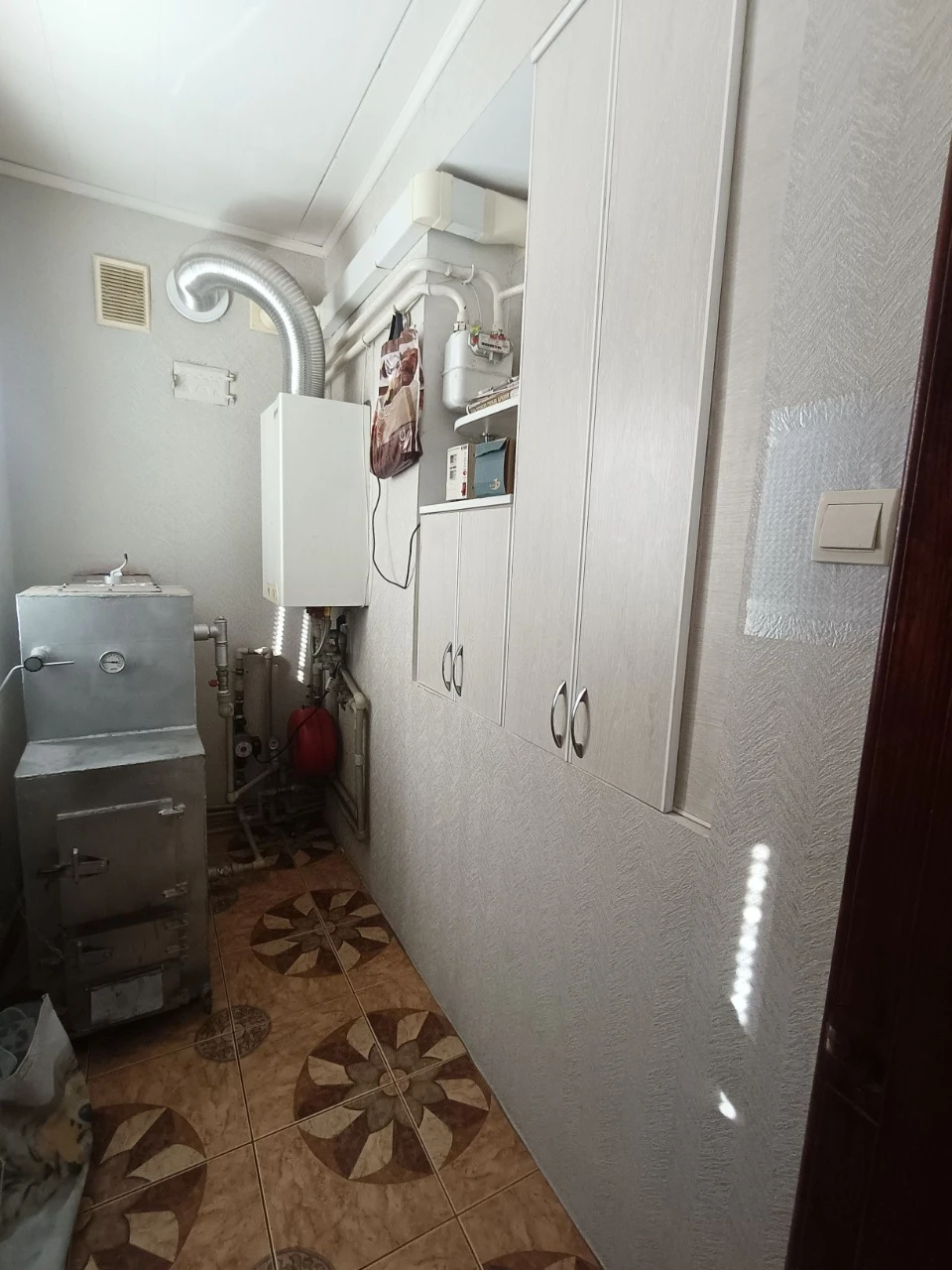 Будинок з ремонтом та доглянутим подвір'ям