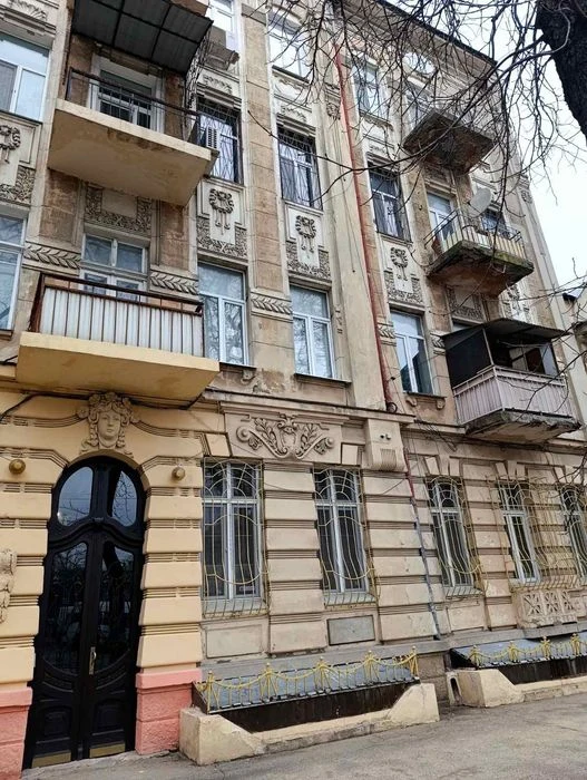Продаем комнату в коммуне 31 метр с балконом, можно поделить