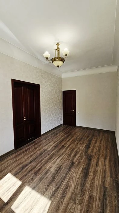Продам трехкомнатную квартиру, сталинка, центр пр. Дмитрия Я