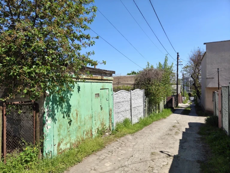 Продам ділянку з будинком на Нагорці біля парку