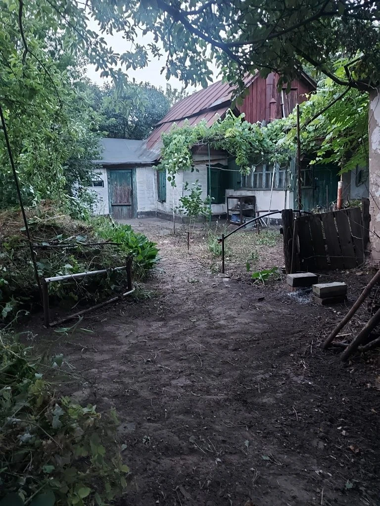 Продам ділянку з будинком на Нагорці біля парку