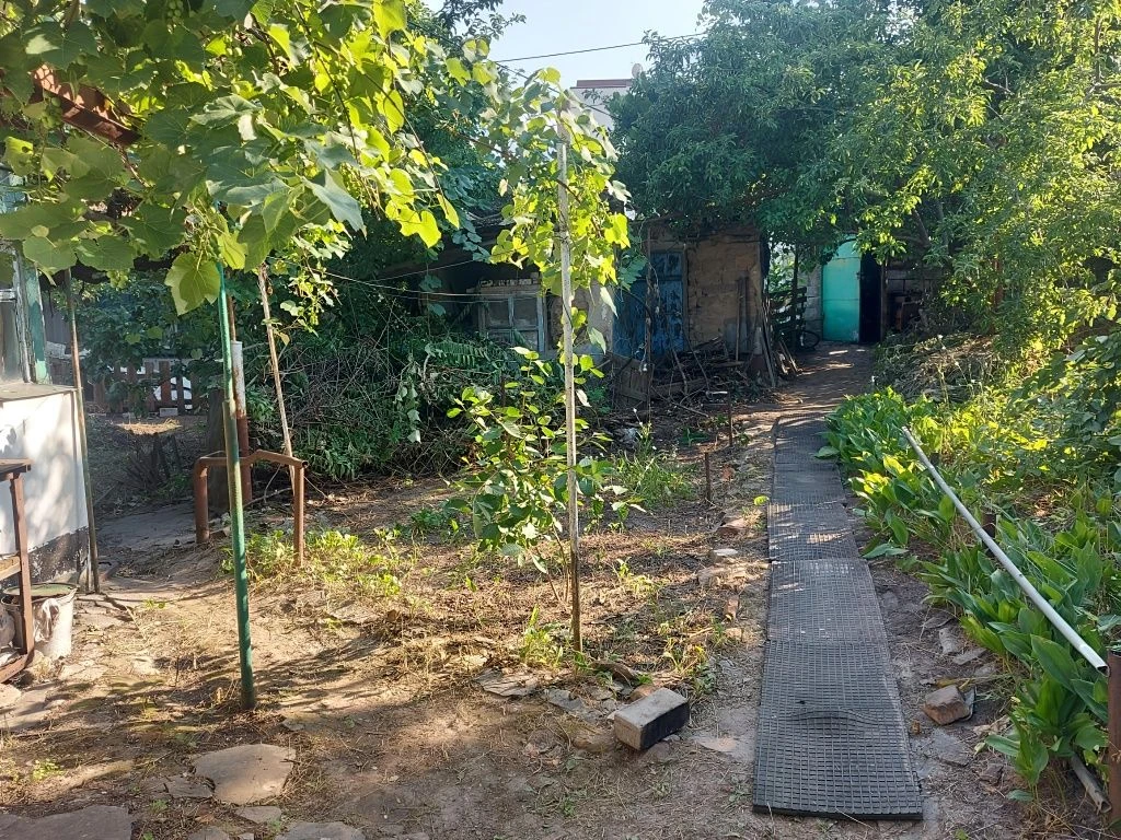 Продам ділянку з будинком на Нагорці біля парку