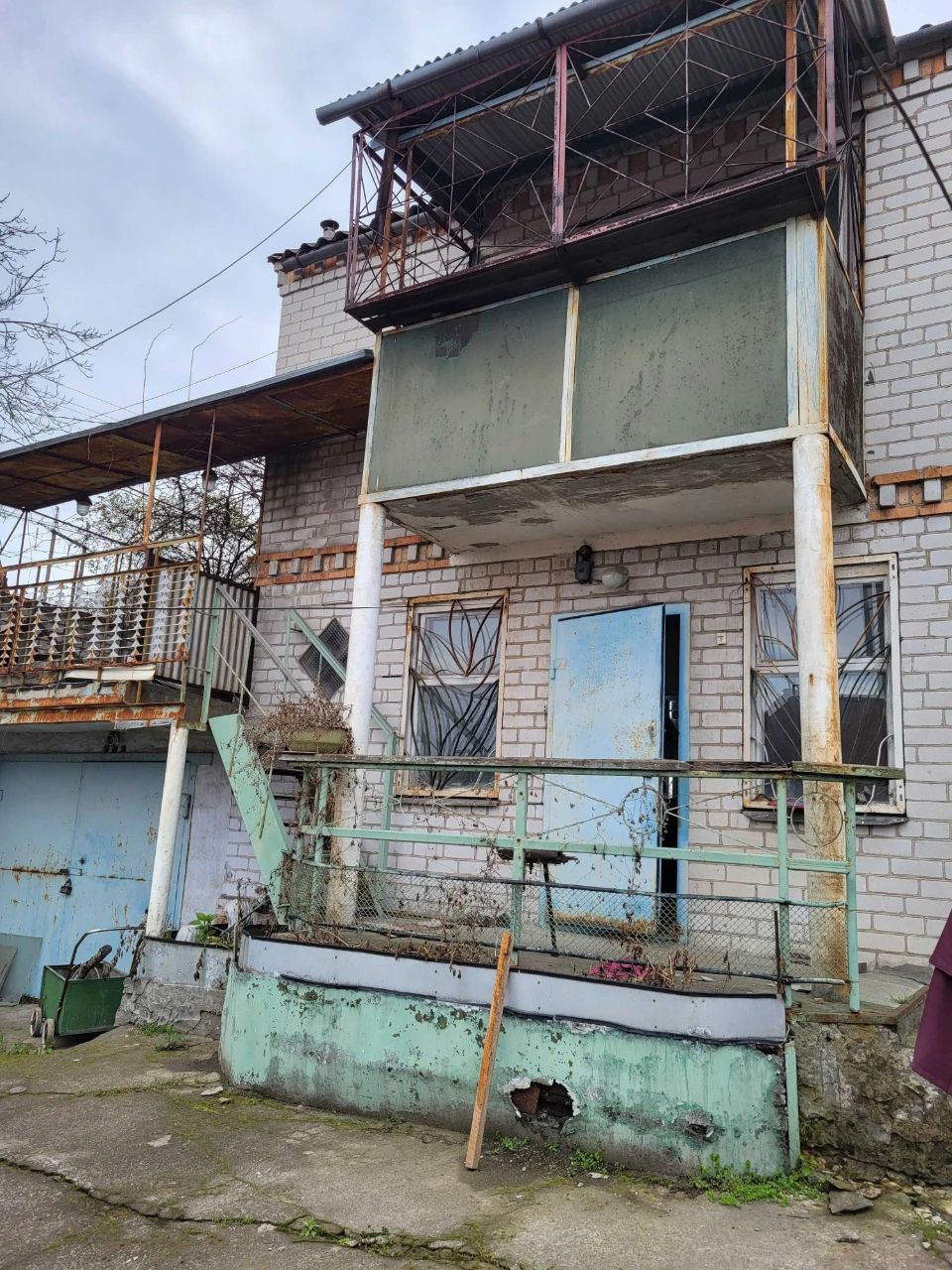 Продається житловий будинок з садибою