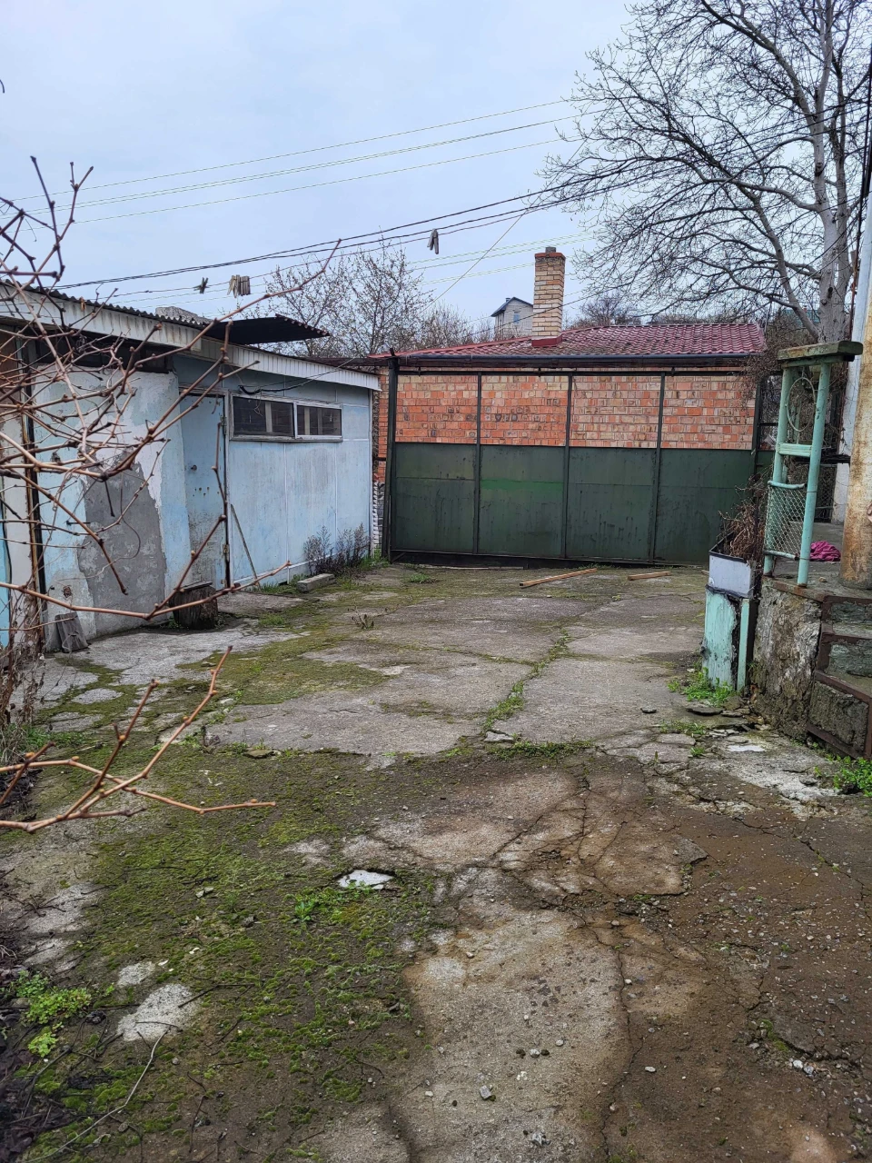 Продається житловий будинок з садибою