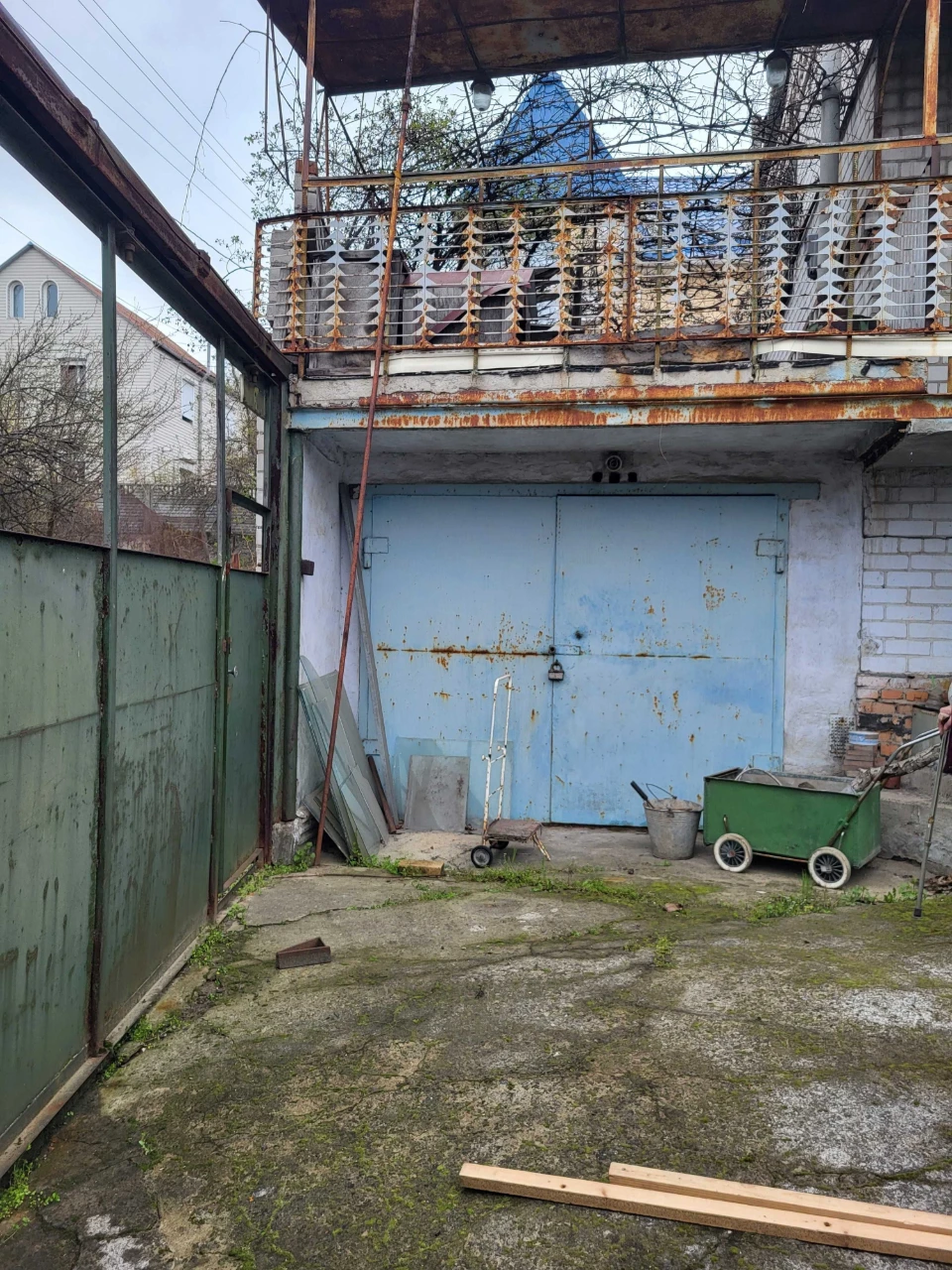 Продається житловий будинок з садибою