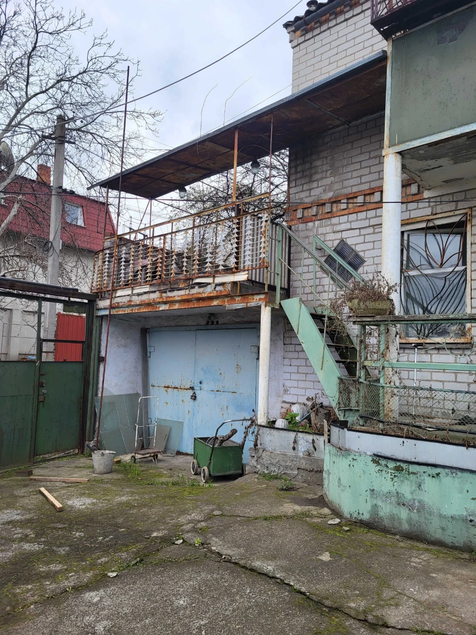 Продається житловий будинок з садибою