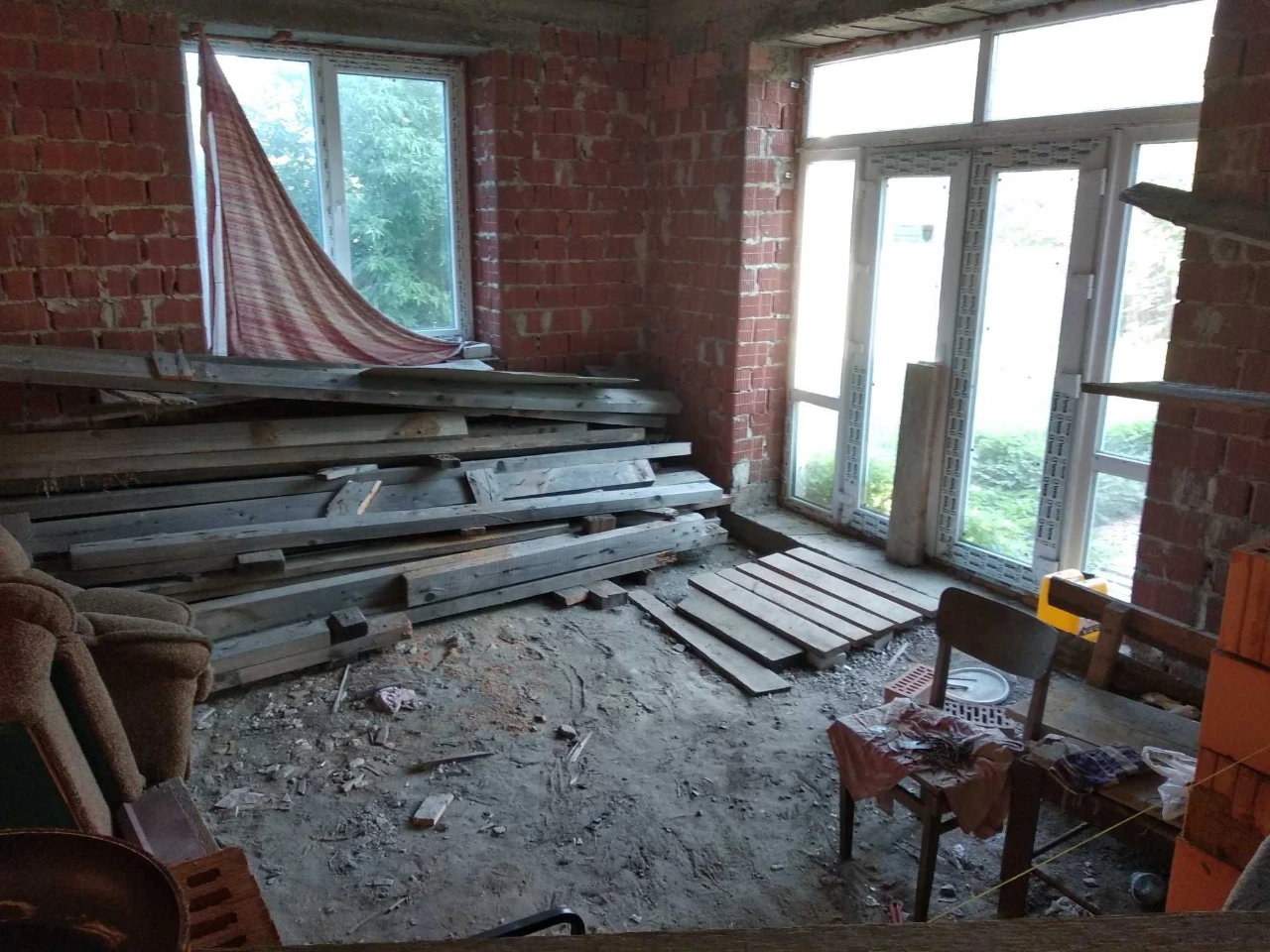 Продам здание в Черноморке 4 эт. под комерцию,гостиницу, уч.