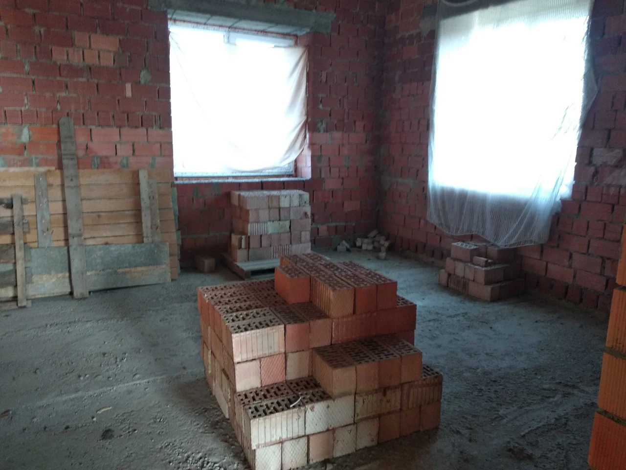 Продам здание в Черноморке 4 эт. под комерцию,гостиницу, уч.