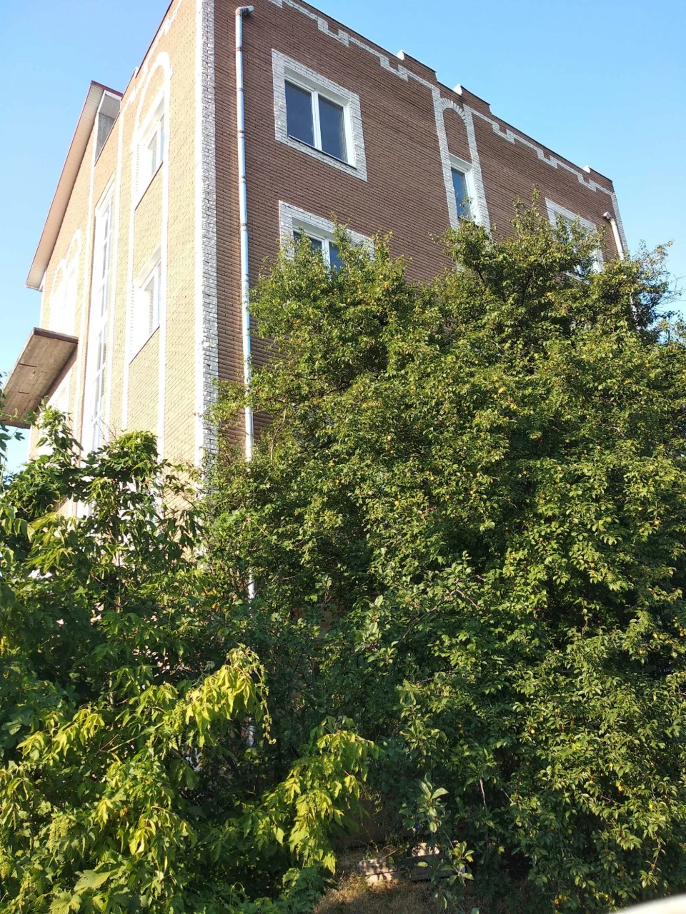 Продам здание в Черноморке 4 эт. под комерцию,гостиницу, уч.