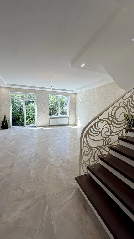 Renovated house in the district of 16 st. B. Fontana. Closed territory n