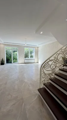 Renovated house in the district of 16 st. B. Fontana. Closed territory n