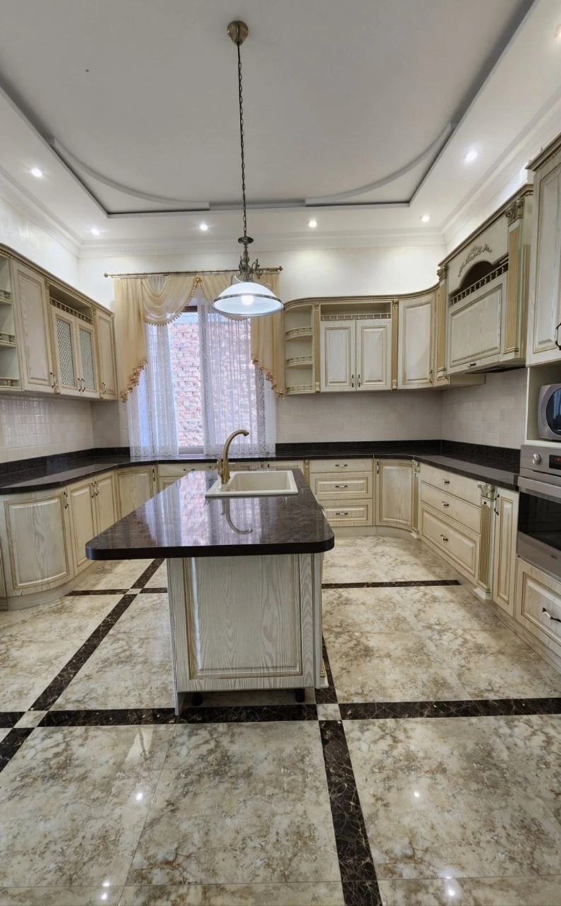 Sale of owner's house in Sauvignon, 315 m², 7.5 hundred