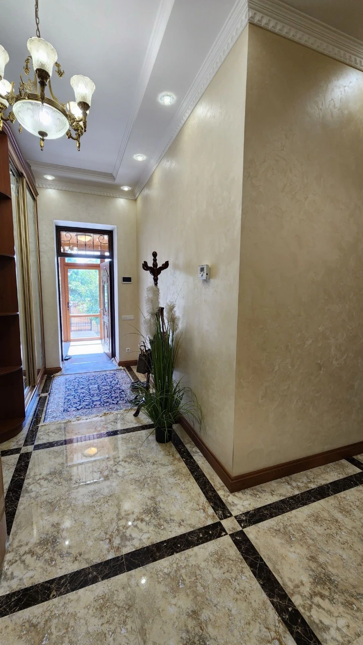 Sale of owner's house in Sauvignon, 315 m², 7.5 hundred
