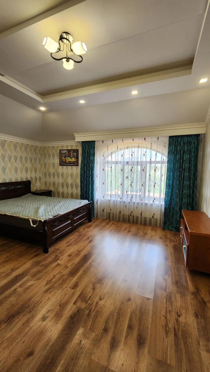 Sale of owner's house in Sauvignon, 315 m², 7.5 hundred