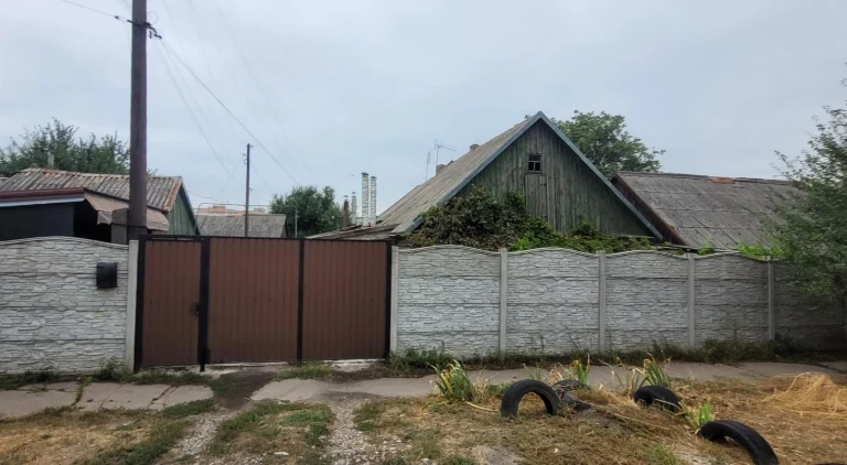 Частина будинку з госп.будівлями і землею