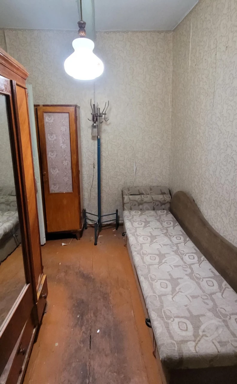 Частина будинку з госп.будівлями і землею