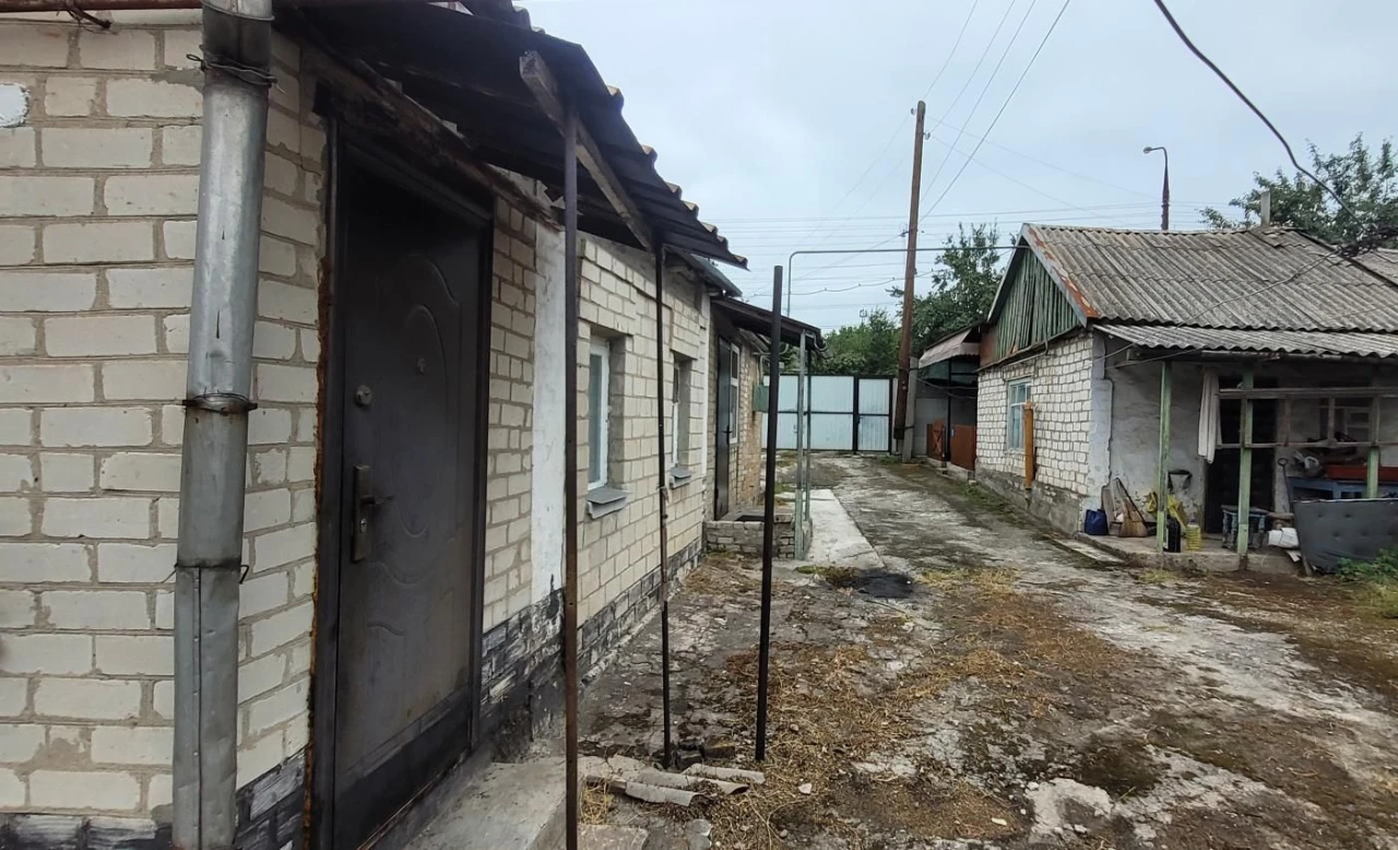 Частина будинку з госп.будівлями і землею