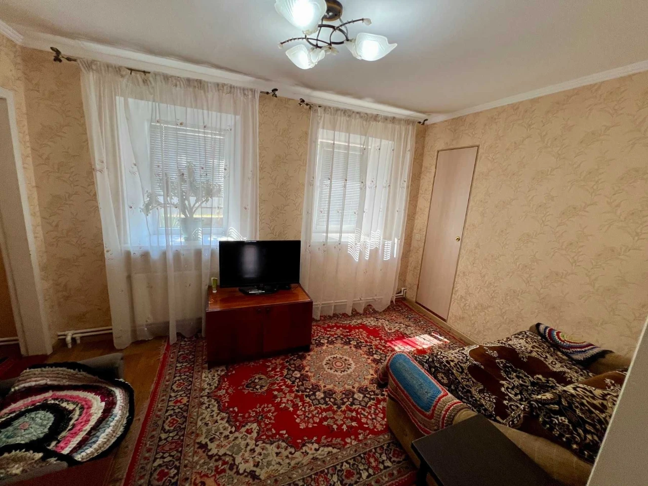 Продаються два будинки в одному дворі,  Корабельний, центр.