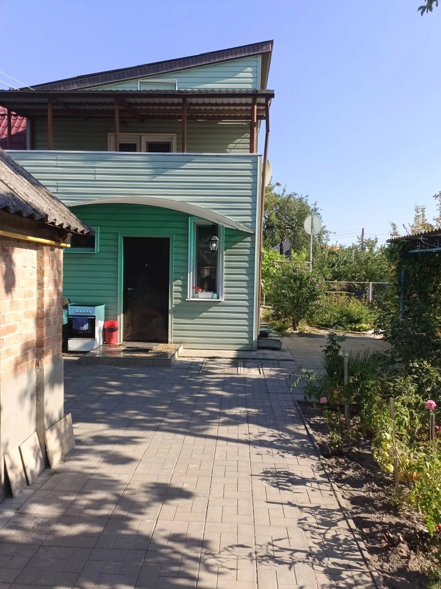 2 этажный дом 100 м.кв. в городе возле речки (в 5 минутах хо