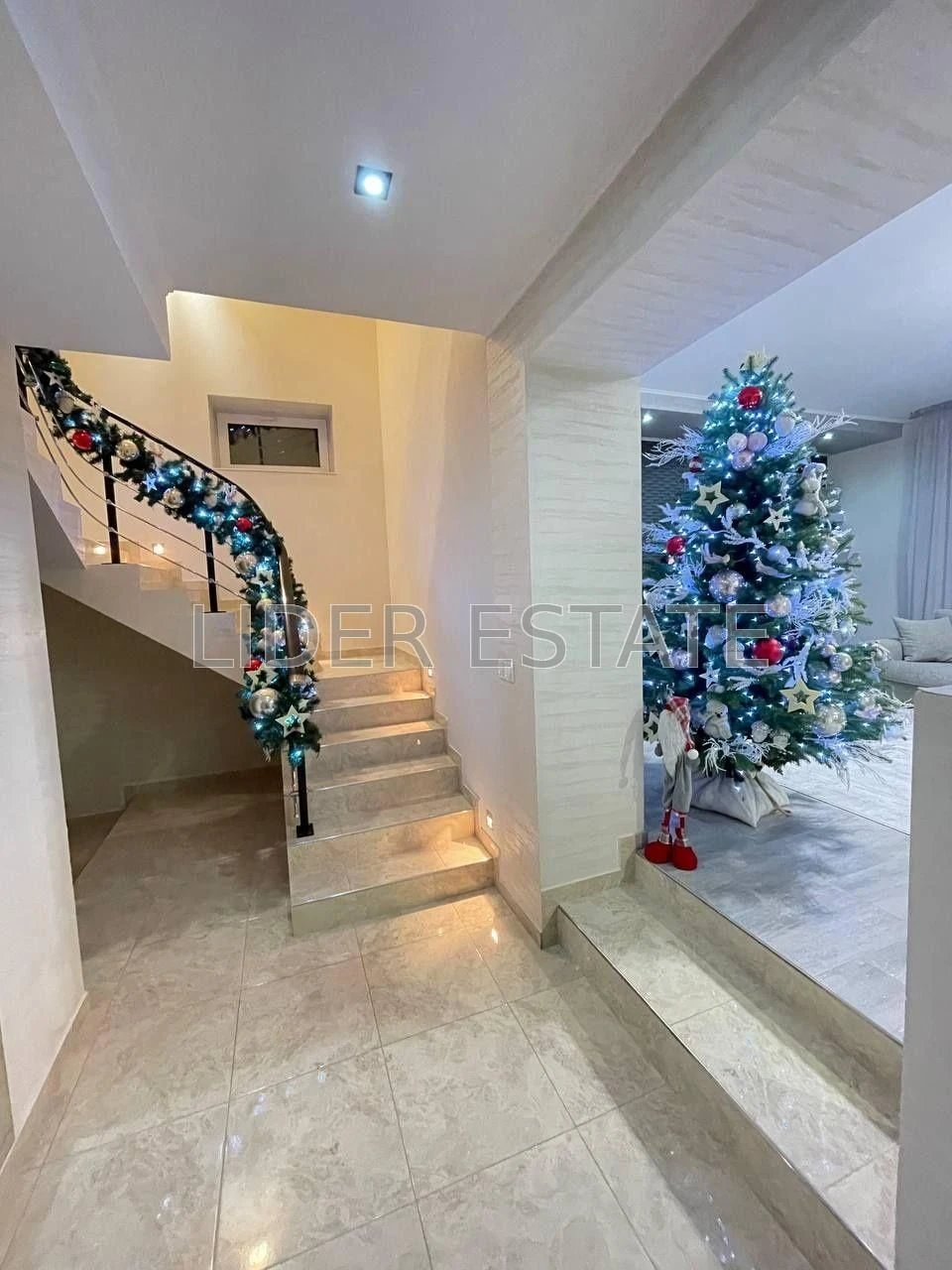 Продаж сучасного 2-поверхового будинку 170 м² з авторським р