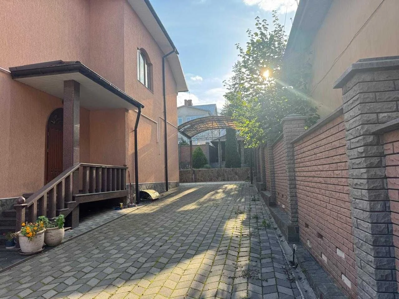 Продається будинок в парковій зоні