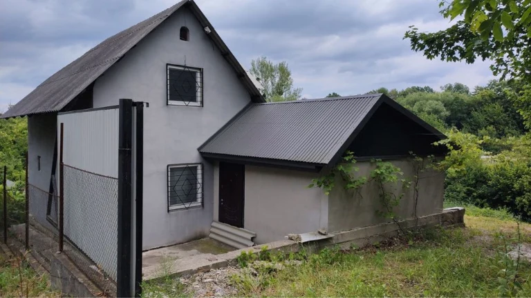 Продаж будинку на вул. Горіхівській.