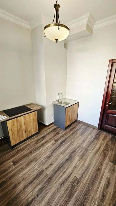 Продам трехкомнатную квартиру, сталинка, центр пр. Дмитрия Я