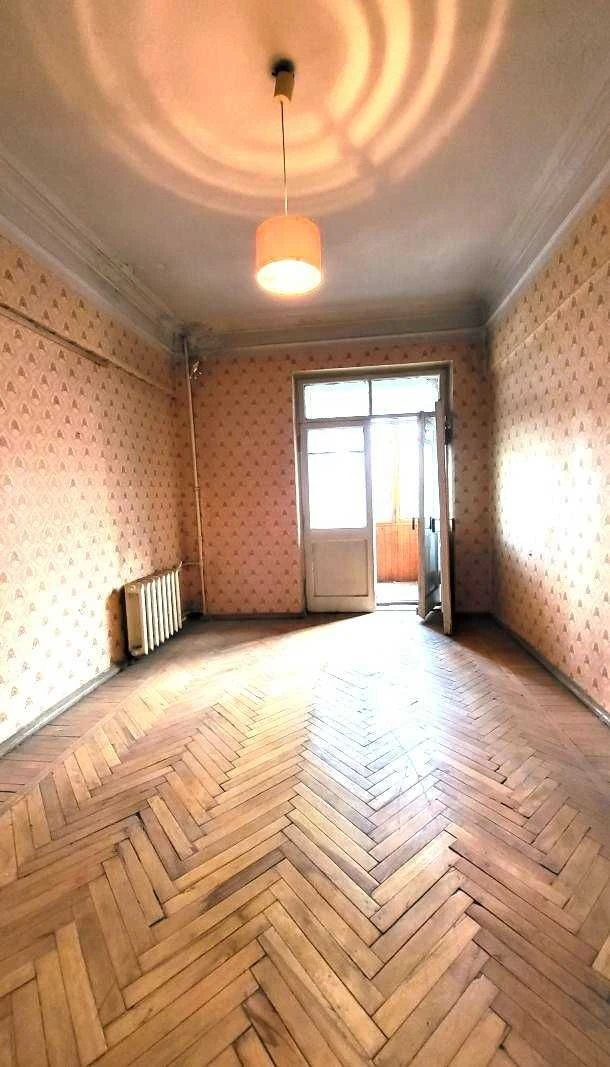 Терміново продається простора 3-кімнатна квартира в історичн