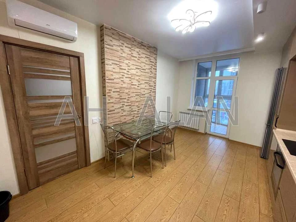 Квартира. Київ, Микільсько-Слобідська вул.