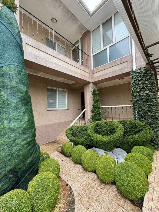 I will sell a house with a pool and a basement in the Kyiv district.