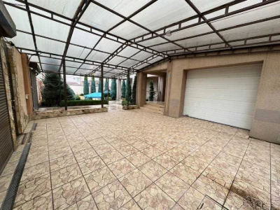 I will sell a house with a pool and a basement in the Kyiv district.