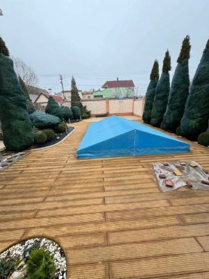 I will sell a house with a pool and a basement in the Kyiv district.