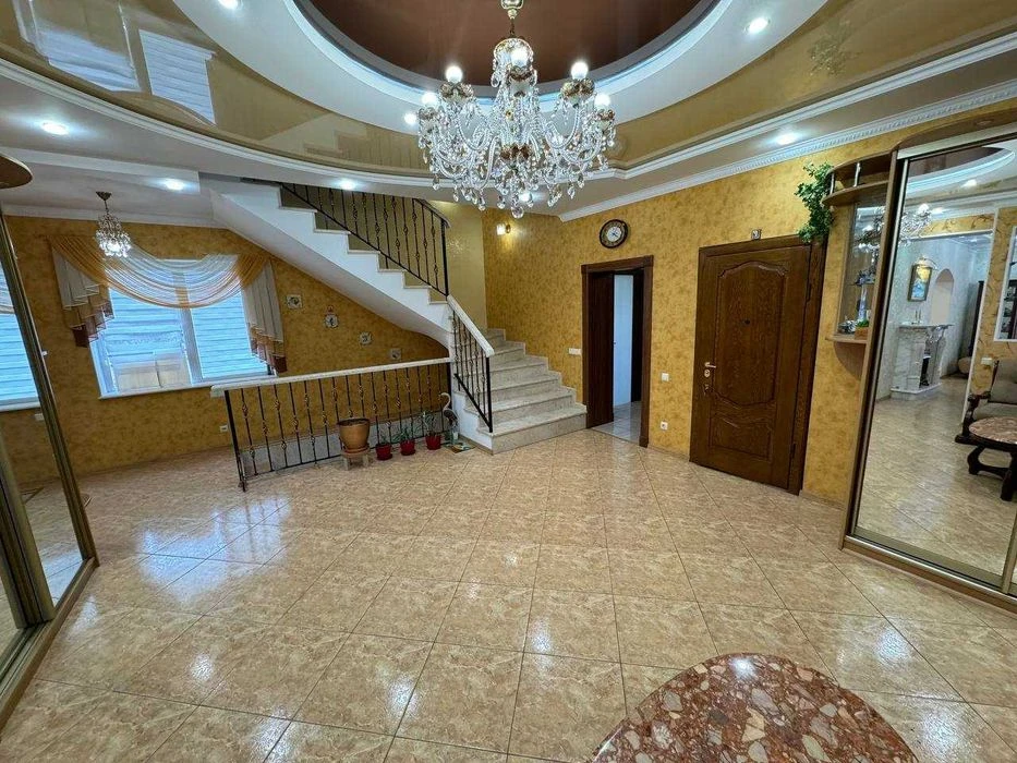 I will sell a house with a pool and a basement in the Kyiv district.