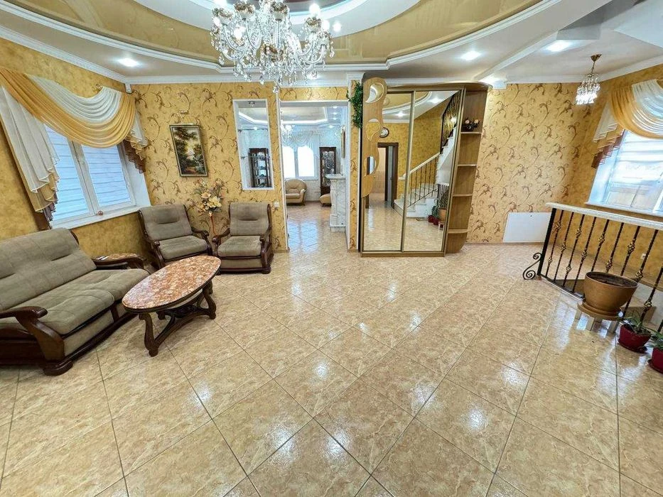 I will sell a house with a pool and a basement in the Kyiv district.