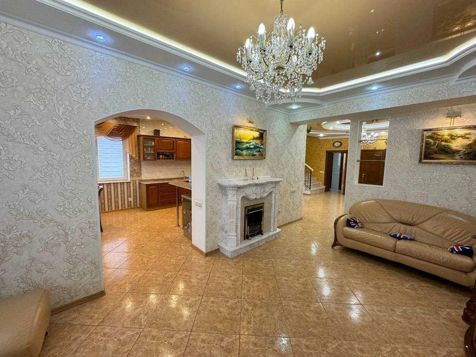 I will sell a house with a pool and a basement in the Kyiv district.