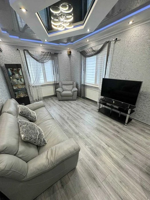 I will sell a house with a pool and a basement in the Kyiv district.