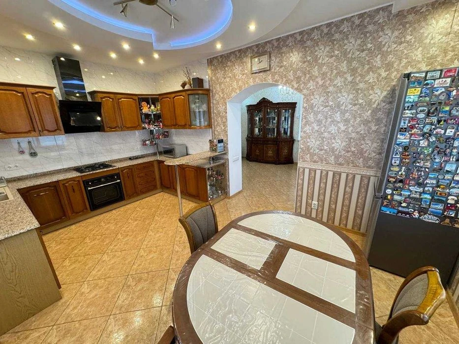 I will sell a house with a pool and a basement in the Kyiv district.