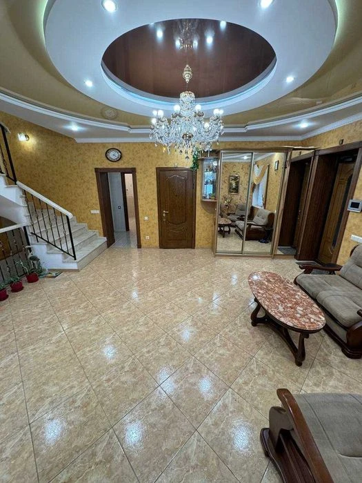 I will sell a house with a pool and a basement in the Kyiv district.