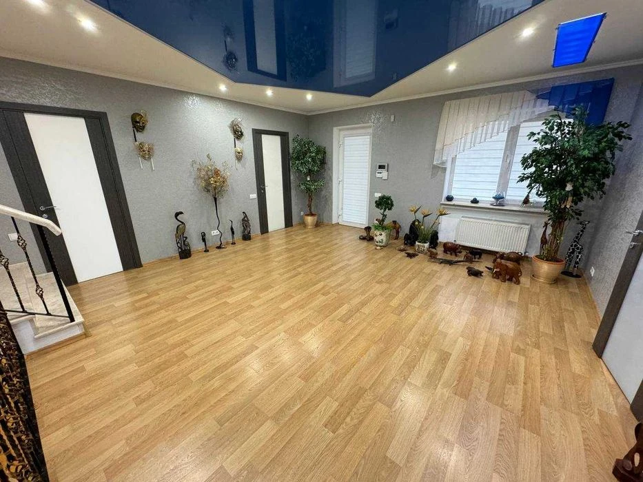 I will sell a house with a pool and a basement in the Kyiv district.