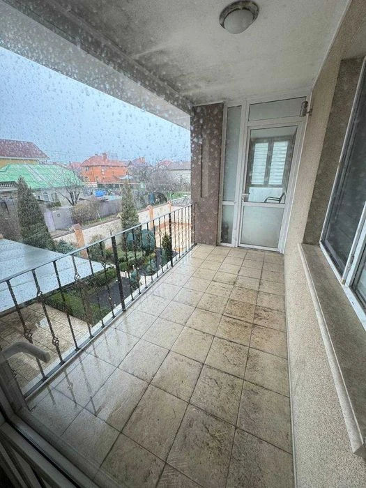 I will sell a house with a pool and a basement in the Kyiv district.