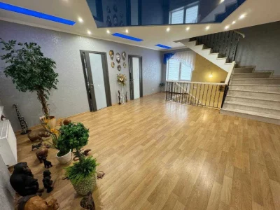 I will sell a house with a pool and a basement in the Kyiv district.
