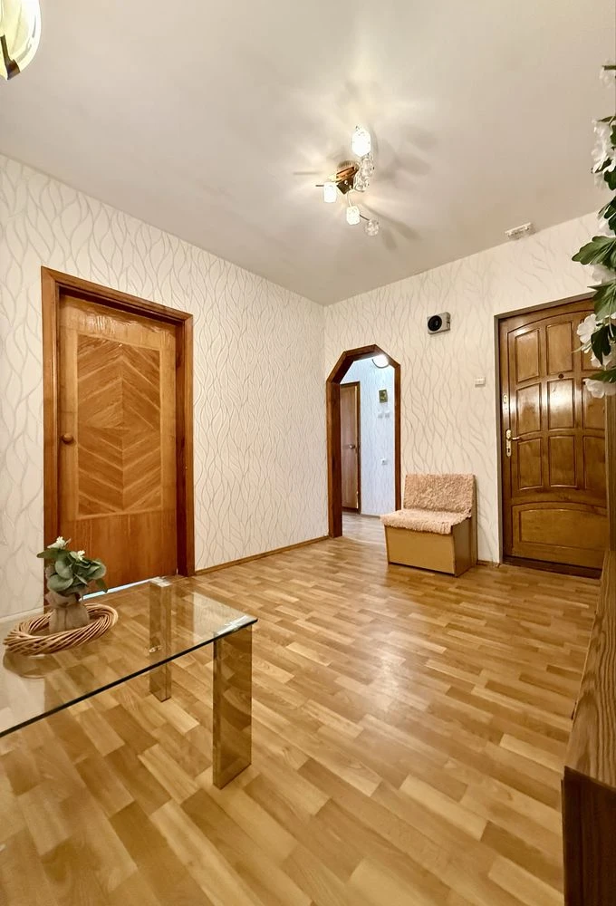 Продається простора 3-кімнатна квартира за адресою: проспект