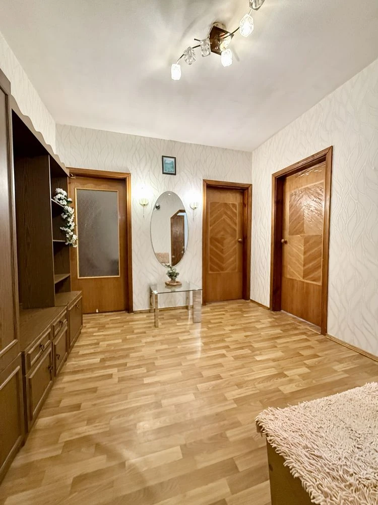 Продається простора 3-кімнатна квартира за адресою: проспект