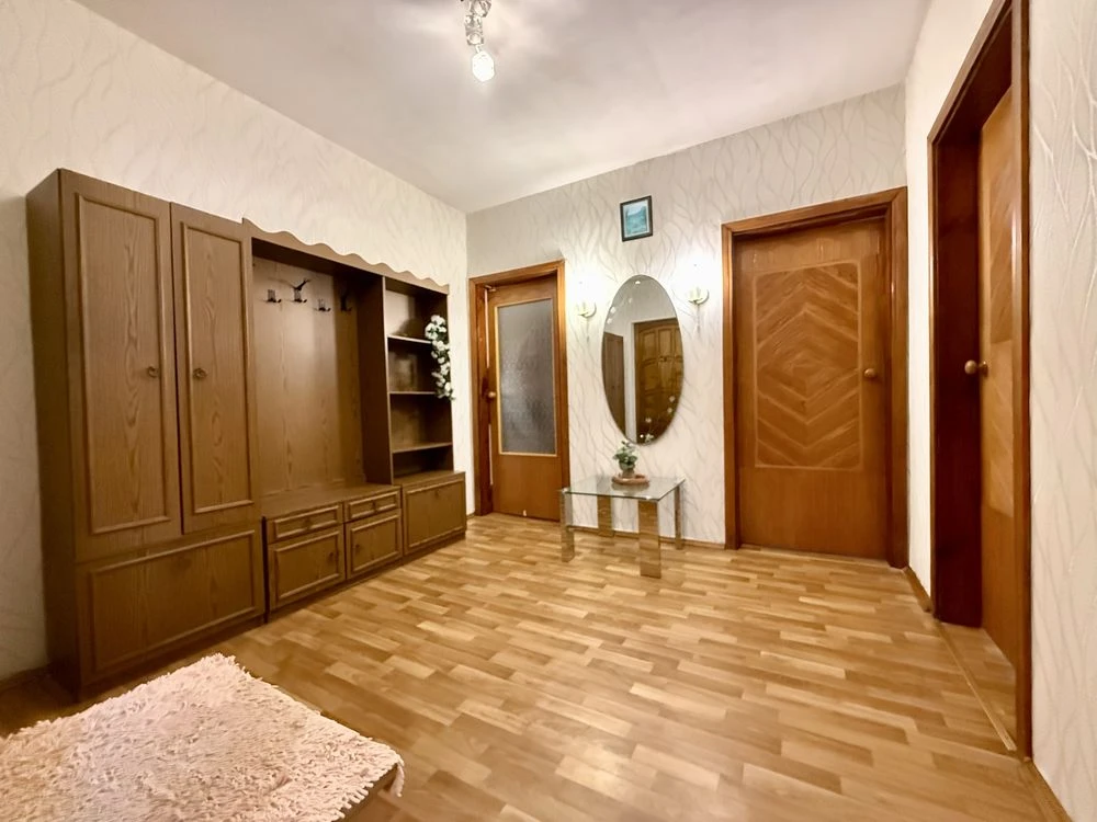 Продається простора 3-кімнатна квартира за адресою: проспект